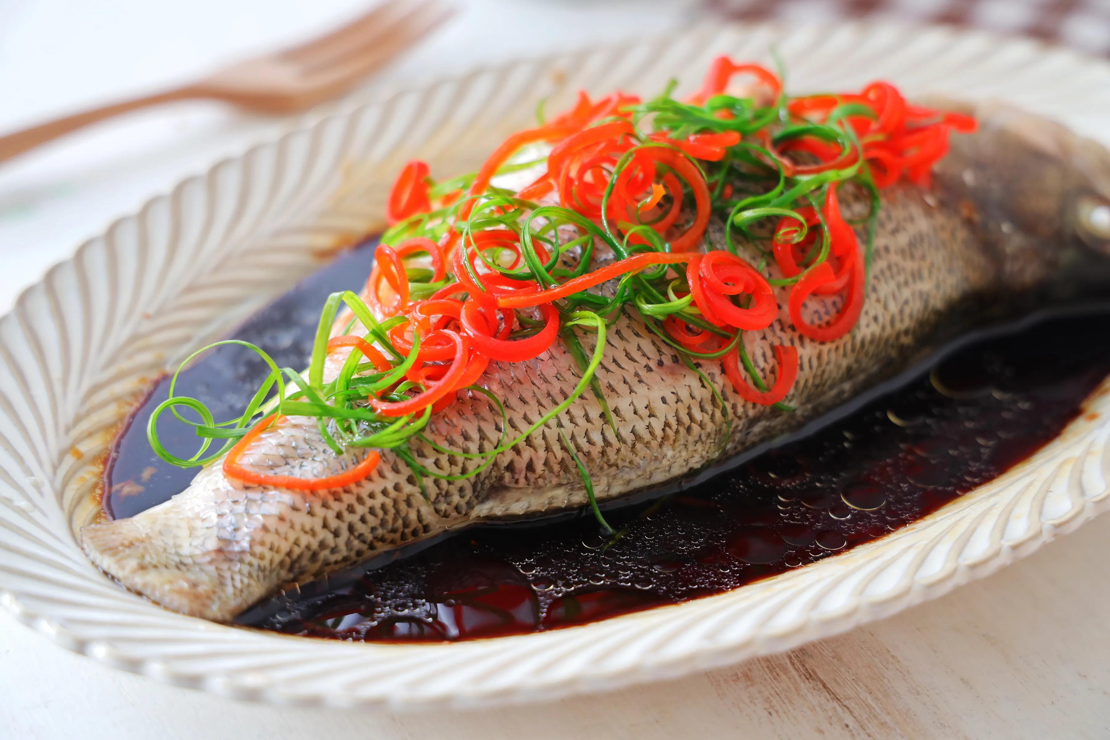 孩子最愛吃的清蒸鱸魚，簡單蒸一蒸，肉質鮮嫩，清淡不油膩