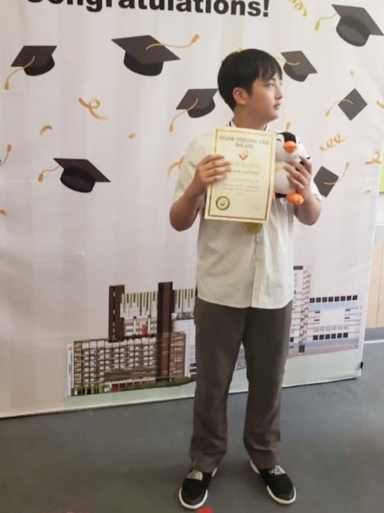 吴镇宇儿子颜值长在意料外，明显发胖伙食得多好？还好有身高撑着