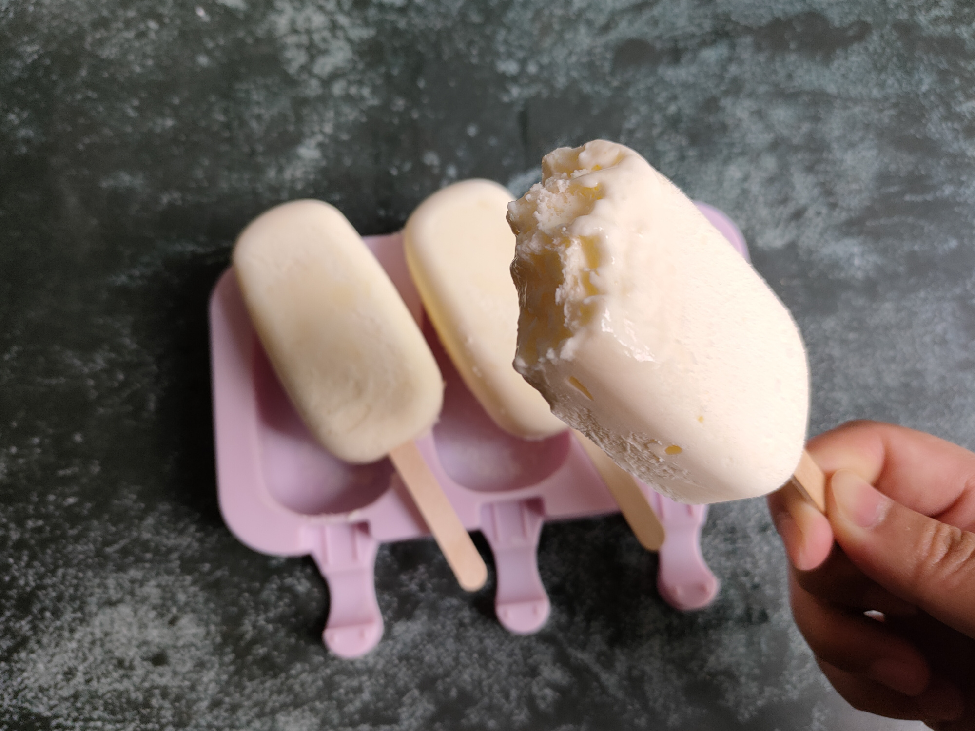 把牛奶倒進鍋裡，簡單幾步就能做出小布丁雪糕，香甜鬆軟無冰渣