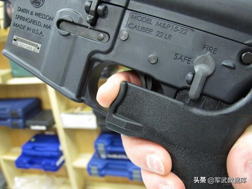 人人有枪的美国百姓，面对军警时为何不开枪还击？