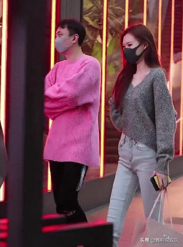 王思聪穿限量女款毛衣现身，售价1万元，网友：都是毛毛雨
