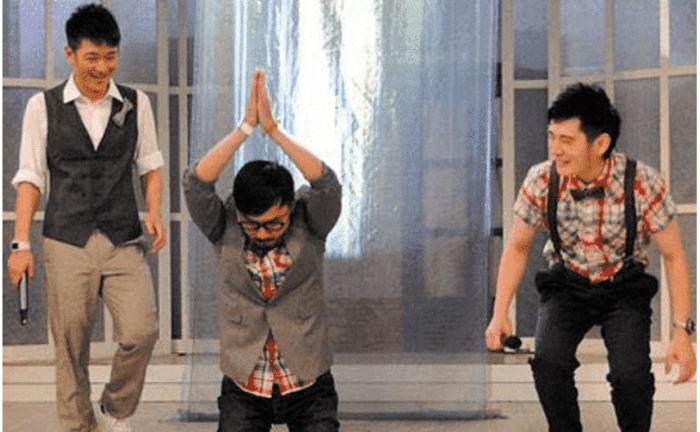 公众人物在荧屏上的下跪行为，你们是否看得出