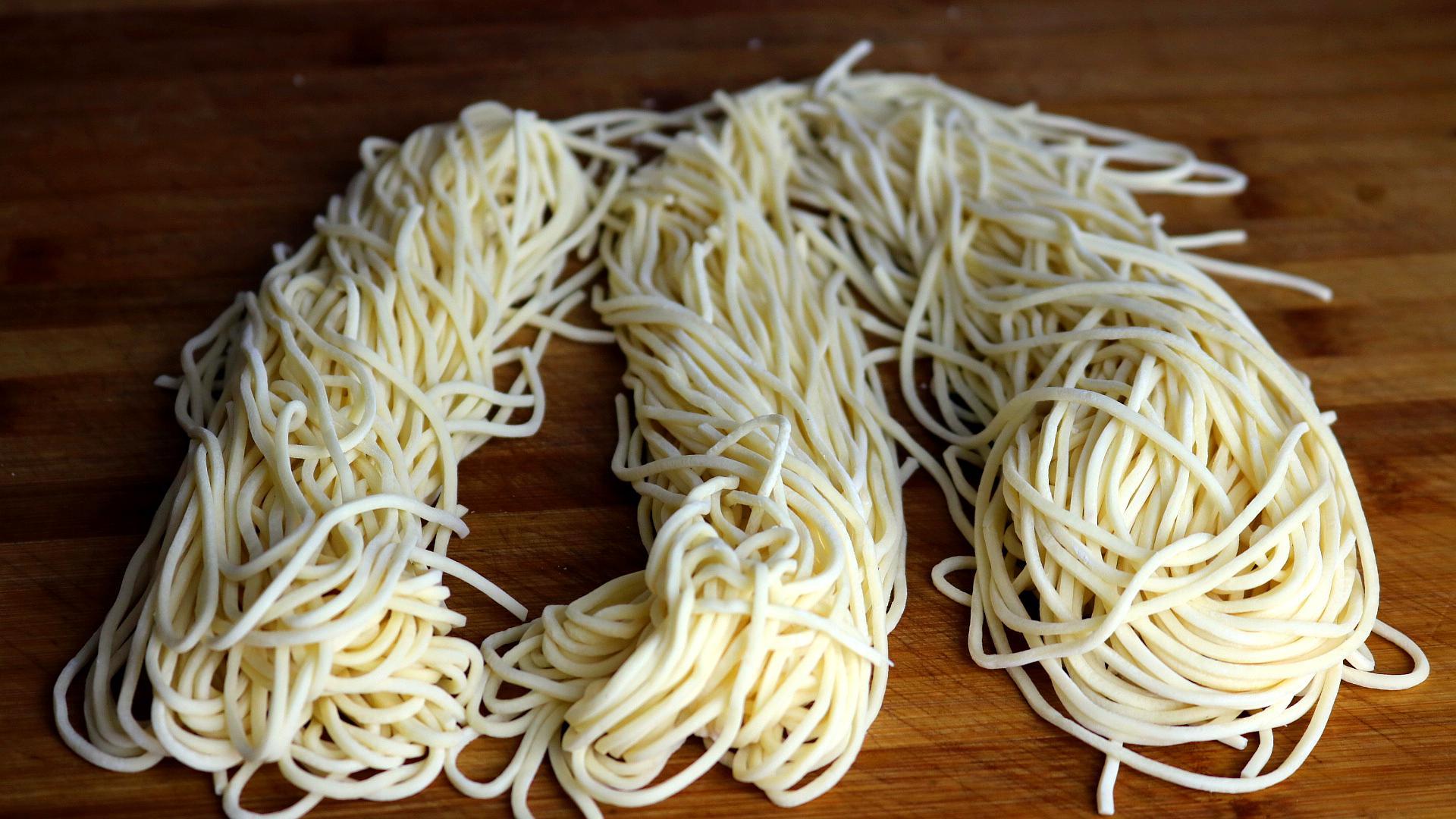 【牛排面】【制作食材】面条,牛排,食用油,小葱,生姜,大蒜,干辣椒