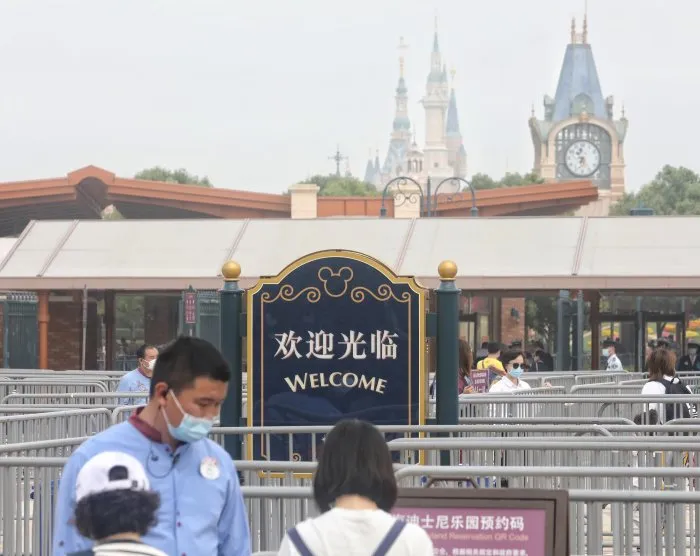 分别107天，上海迪士尼今天重开！热门项目不排队！戴口罩入园