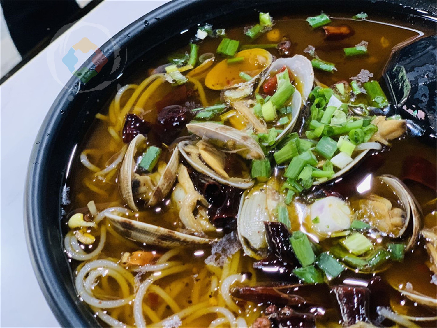 重庆小巷美食攻略：一碗冷吃辣子鸡米线，比重庆小面还好吃