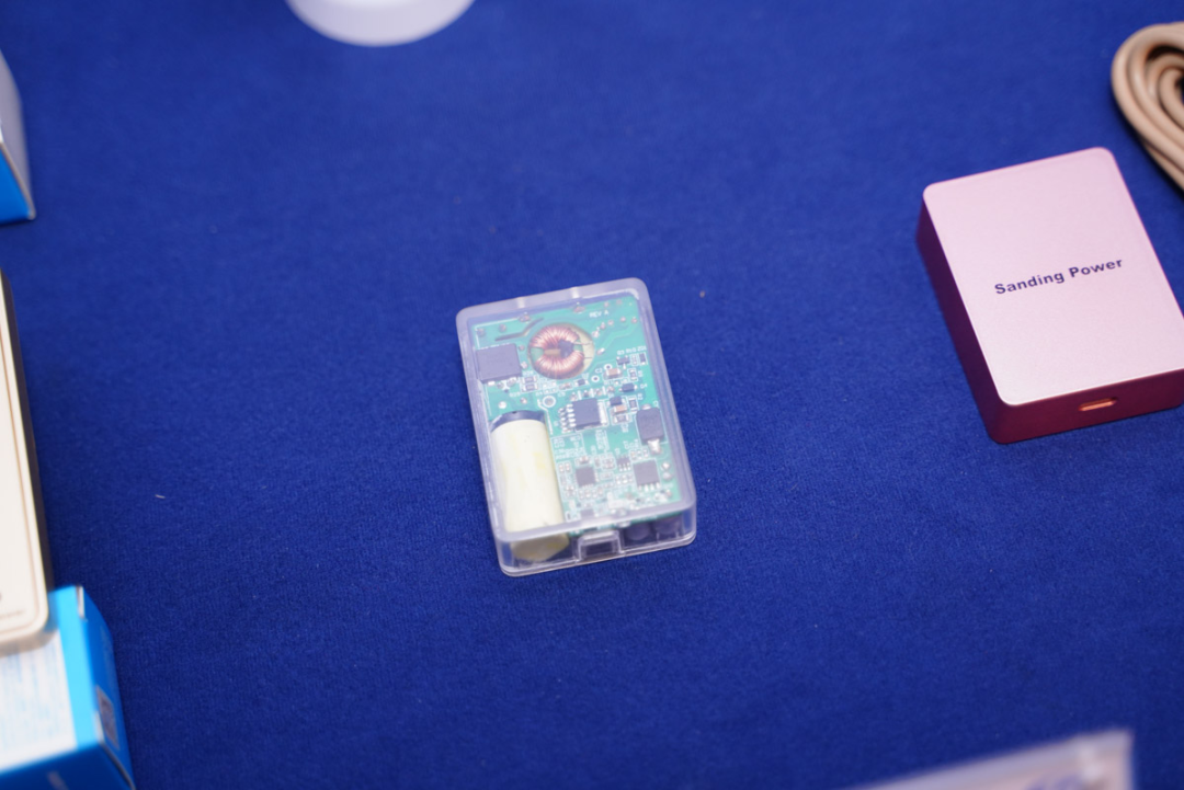 不止OPPO，这些厂商都推出了超薄快充新品