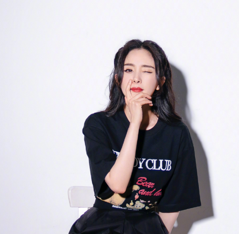 楊冪腳踩百元鴻星爾克現(xiàn)身，鏡頭下又美又瘦，但這腿怎么了？