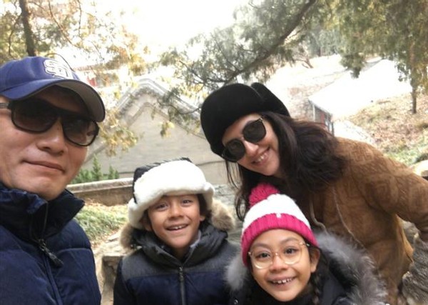 劉燁妻子帶娃出街，10歲諾一身高快赶超媽媽，五官和劉燁太像了