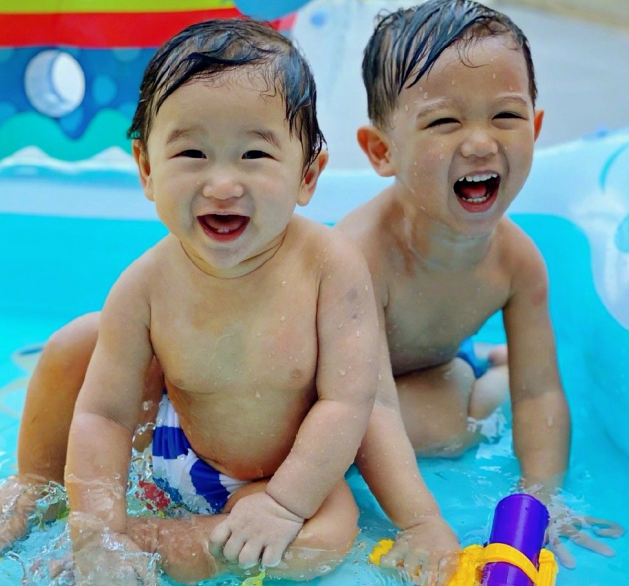 胡杏儿老公分享儿子第一天上学，奕霆不哭不闹与爸爸碰拳告别