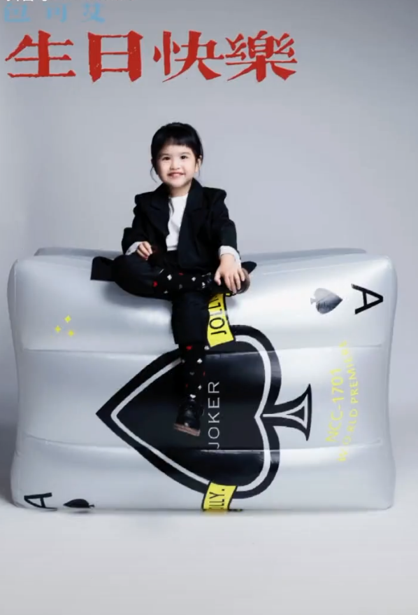 包貝爾慶女兒滿6歲，餃子穿西裝耍酷氣場超強，小小年紀星味兒足