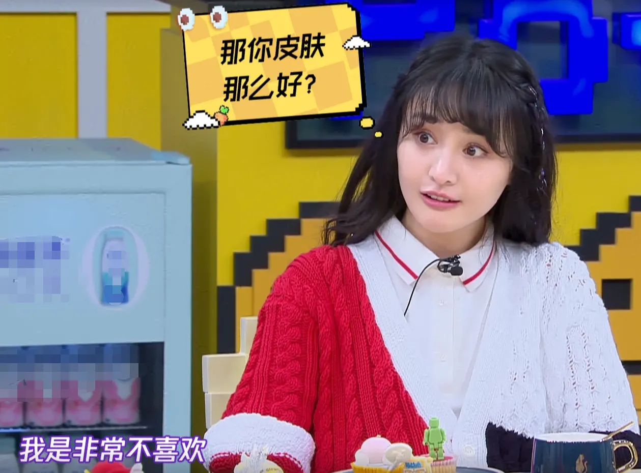 郭敬明37岁从不晒太阳，何炅46岁从不涂防晒，同框差距一目了然