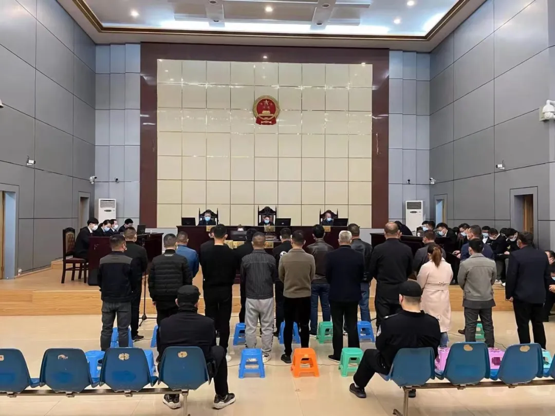 涉案26人!镜湖区人民检察院提起公诉的一起重大非法采矿案今日开庭!