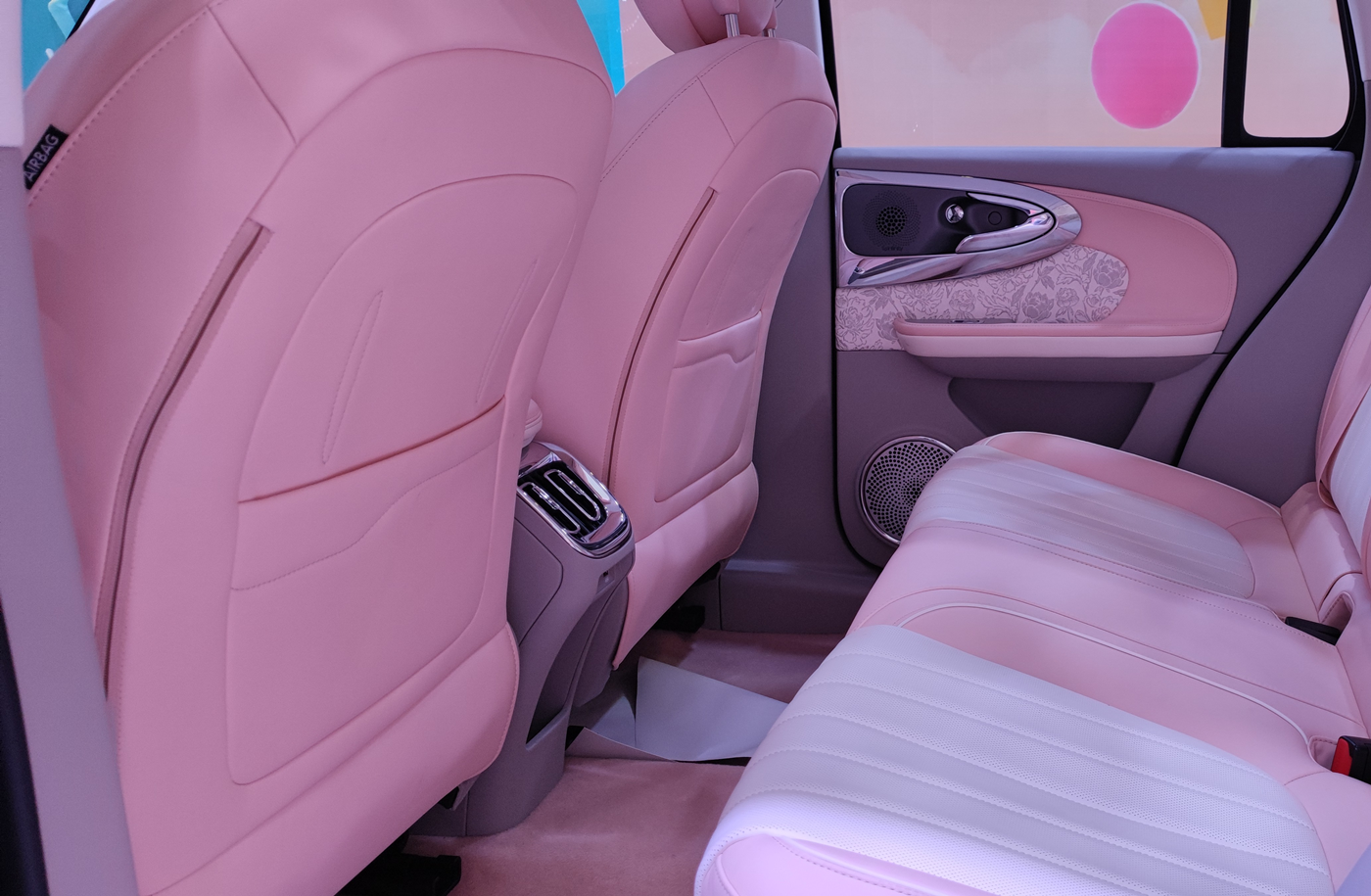 长城版"甲壳虫",全新欧拉芭蕾猫实车亮相,粉色内饰很有亮点