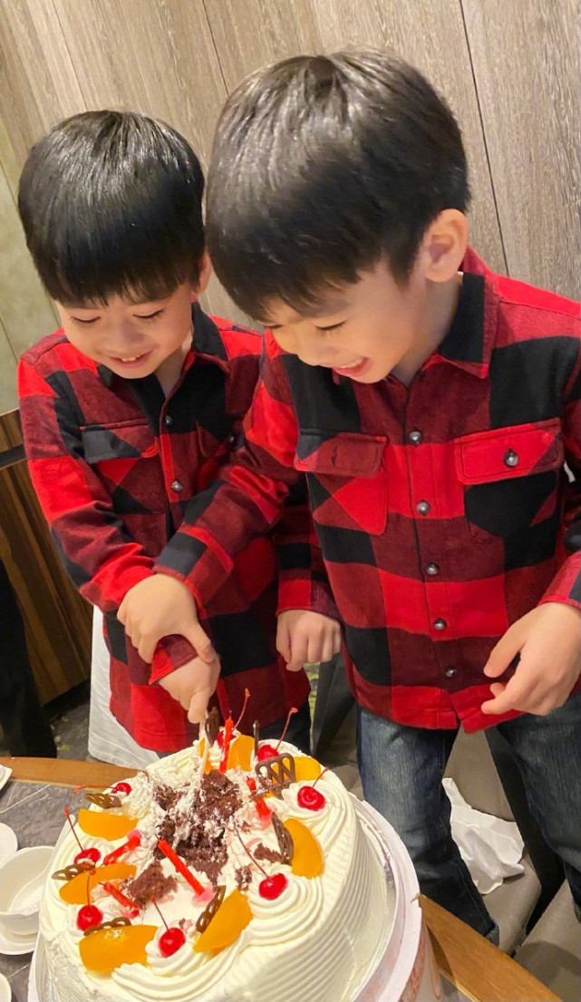 林志穎夫婦慶雙胞胎兒子滿5歲，雙子星穿兄弟裝切蛋糕，越長越帥