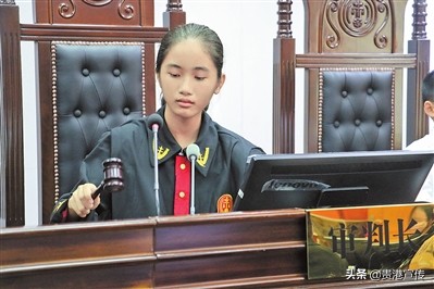 童心圆小记者走进覃塘区人民法院模拟法庭当起“小法官”