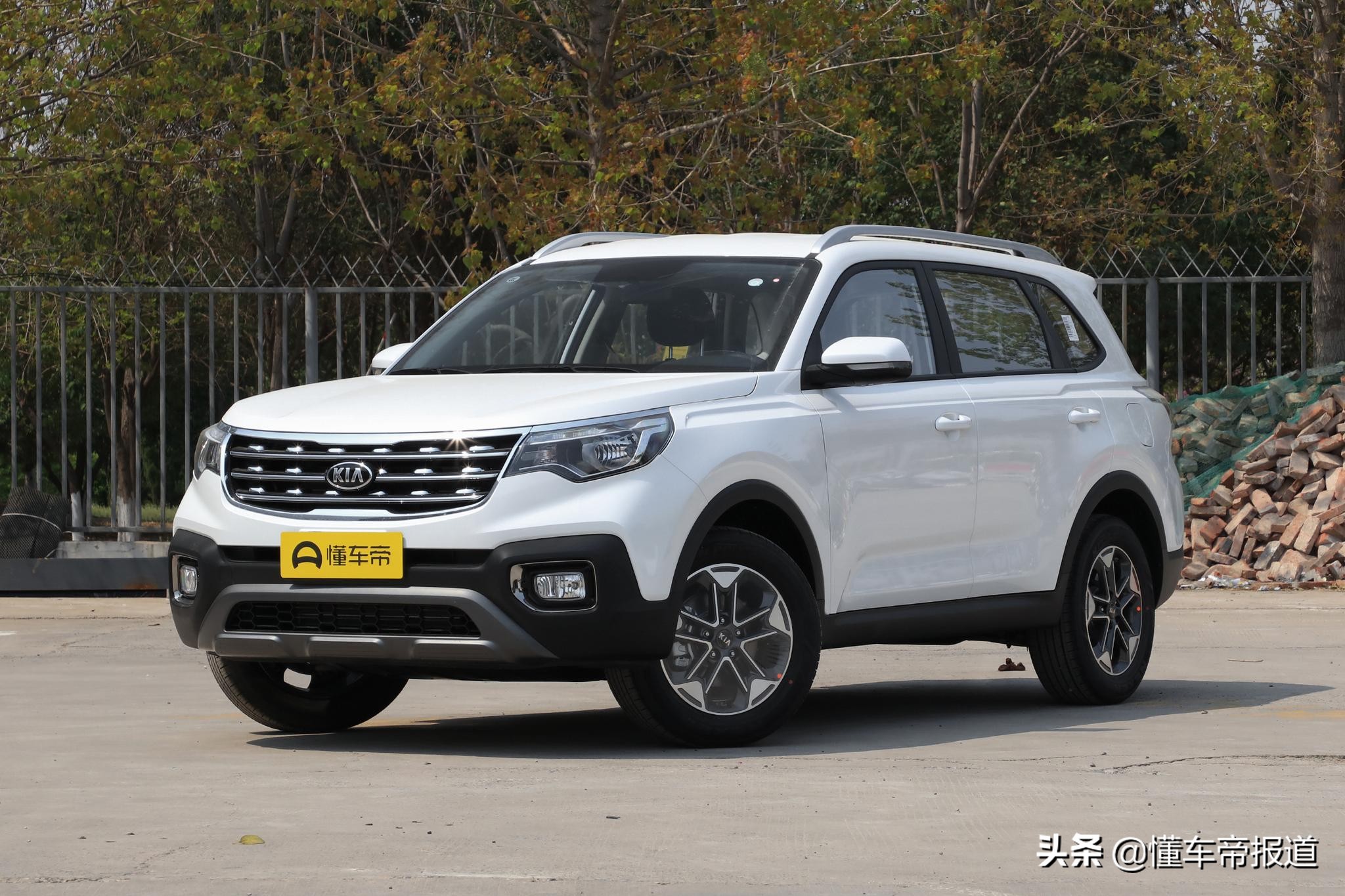 起亚新一代狮跑出炉颜值过人内饰配备悬浮式连屏