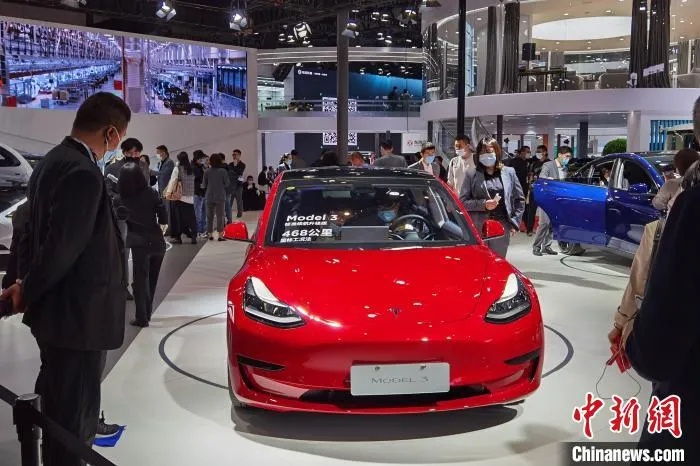華為實測“上道”!科技巨頭開始跑步造車