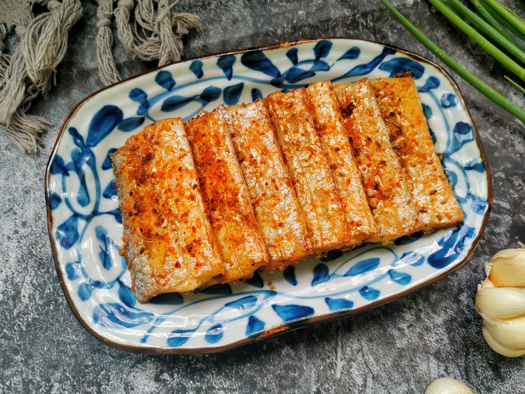 秋天了，有钱没钱多吃这鱼，肉嫩刺少，不裹粉不油炸，无油烟吃法