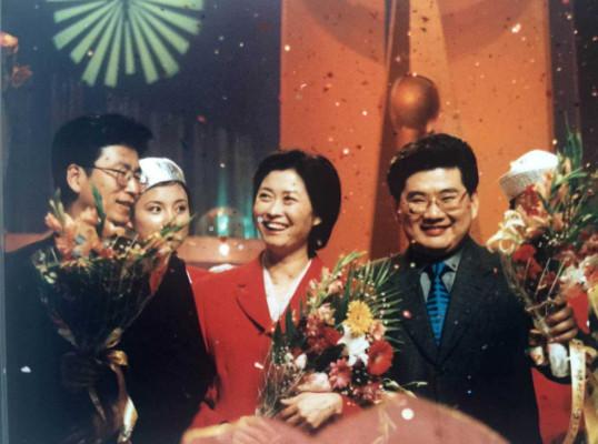 “国民大姐”敬一丹：嫁亿万富商，结婚40年，女