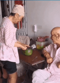 有意思的GIF图片：找个女票不玩，那将毫无意义