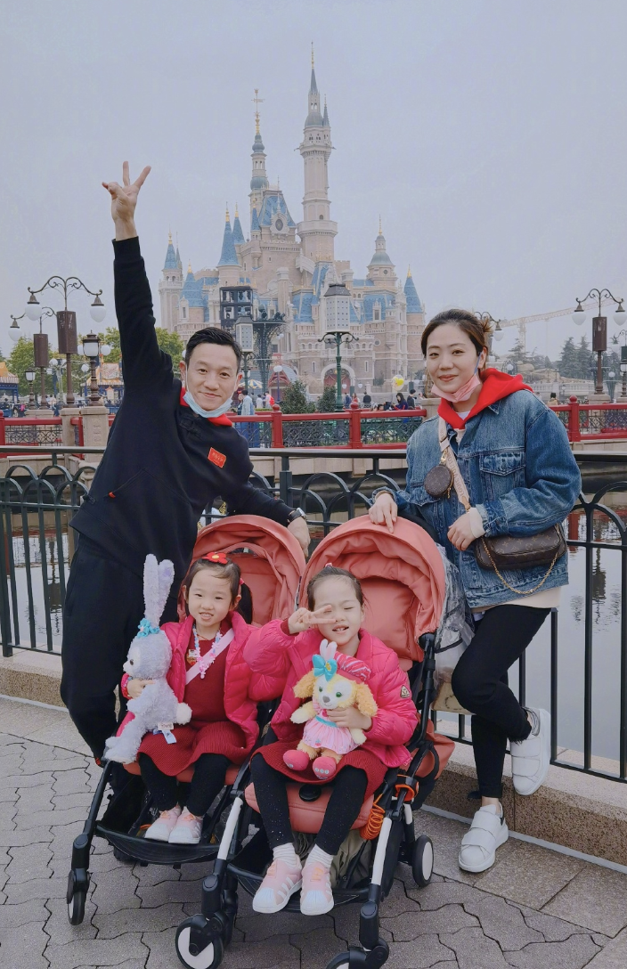 楊威一家遊迪士尼，十歲楊陽洋長成帥氣少年，雙胞胎妹妹軟糯可愛