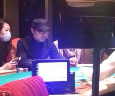 章子怡带两女儿逛街，一个被牵一个带路，汪峰提袋紧随其后好温馨