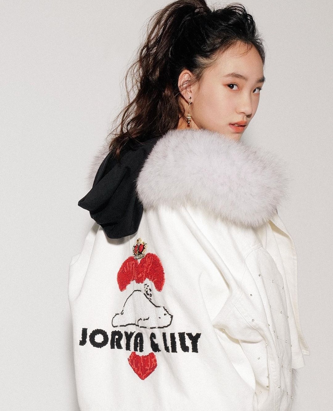 小s二女儿单独拍大片身材好，Lily笑容甜美曾被称为女版易烊千玺