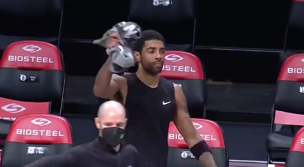 球衣|欧文成功将球衣送给阿德巴约!保安这次没能阻止 偷偷藏衣服的举动太可爱了