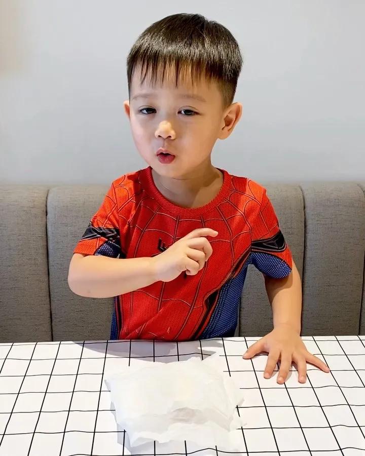 胡杏兒大兒子表演變魔術，奕霆台詞動作到位，頗有魔術師範兒