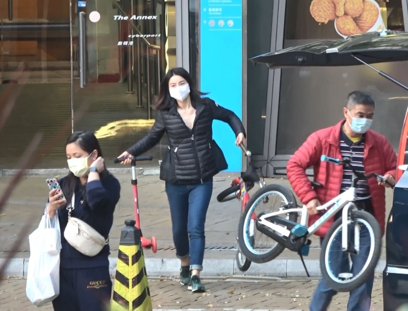 霍啟剛一家五口出遊，郭晶晶提三部滑板車，媽媽力Max