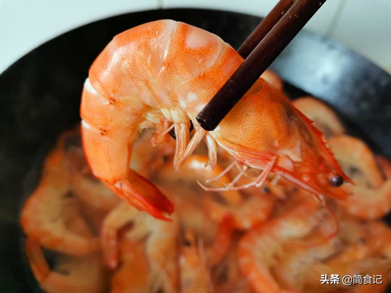 水煮蝦，冷水煮還是熱水煮？ 大廚教你正確做法，蝦肉細嫩，還不腥
