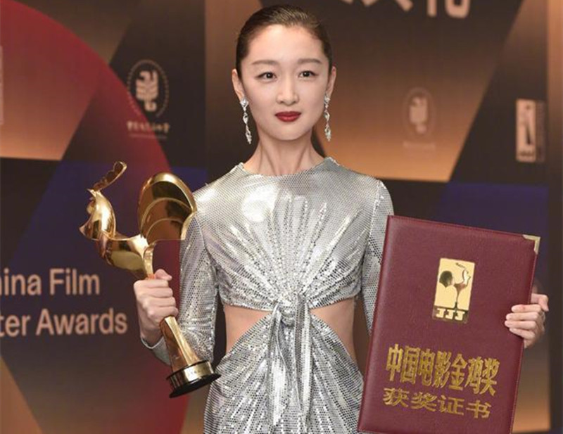 31-year-old Zhou Dongyu was accidentally encountered in Singapore. She is  as tall as 170cm and glowing without makeup! - iNEWS