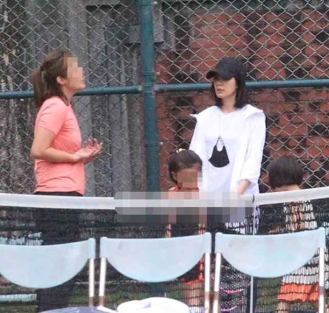 直擊修傑楷沉迷鬥牛，賈靜雯帶兩個女兒先行撤退“放生”老公