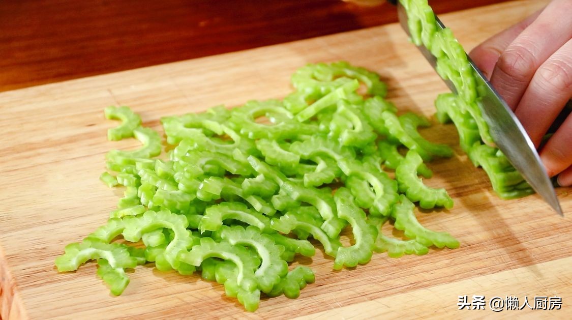 苦瓜炒肉絲，教你一招，肉絲又嫩又滑，一點都不柴