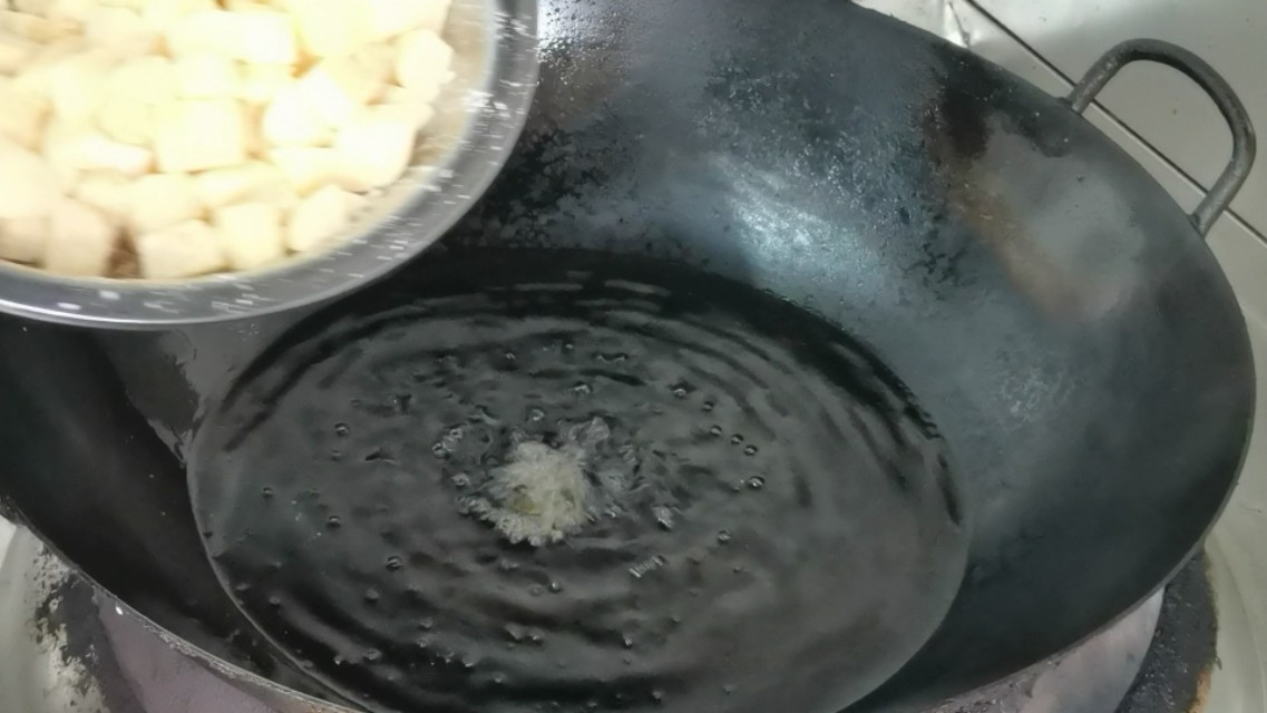 土豆用这种方法做，外酥里软，美味可口，既可以是菜也可以当零食