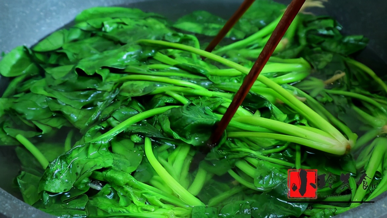 春季要多吃菠菜，補鐵又補鈣，學會這種做法，出鍋孩子吃美了，香