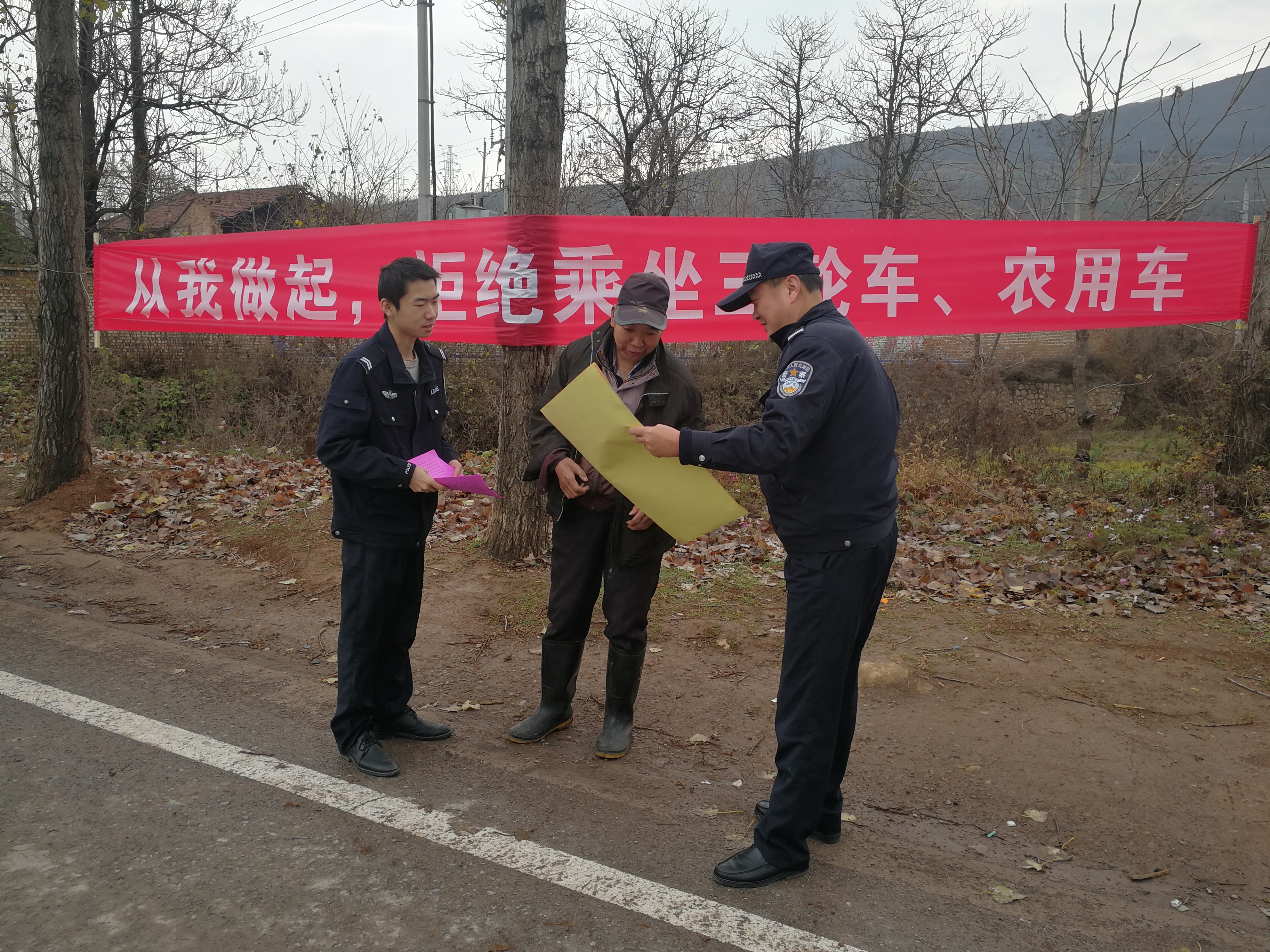 陕州公安依托“一村一警”网格矩阵，打造“五零”平安村居名片