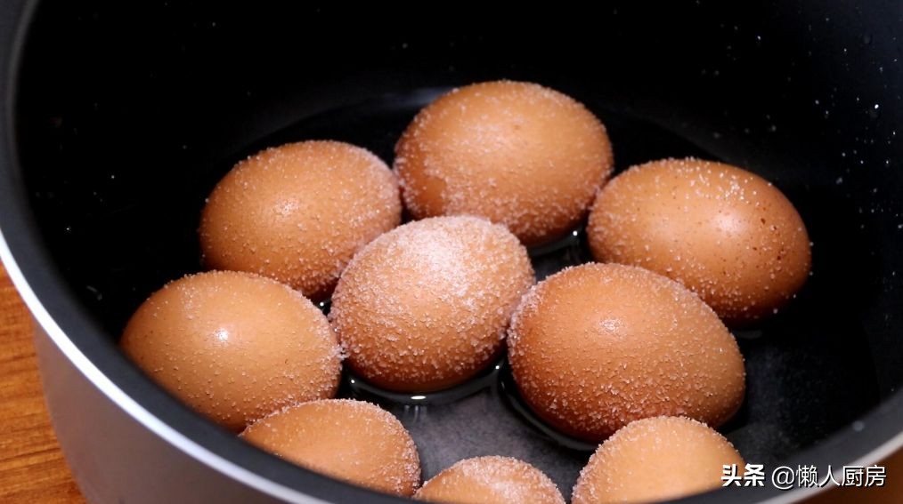 原来电饭锅能做烤鸡蛋，加点盐和水就可以了，比水煮蛋更好吃