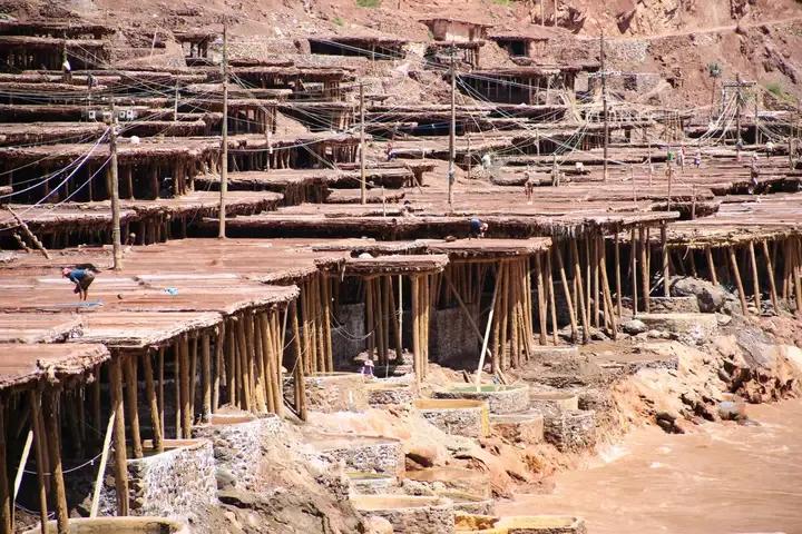 西藏千年悬崖晒盐场至今仍在使用，是全国唯一产“桃花盐”的地方