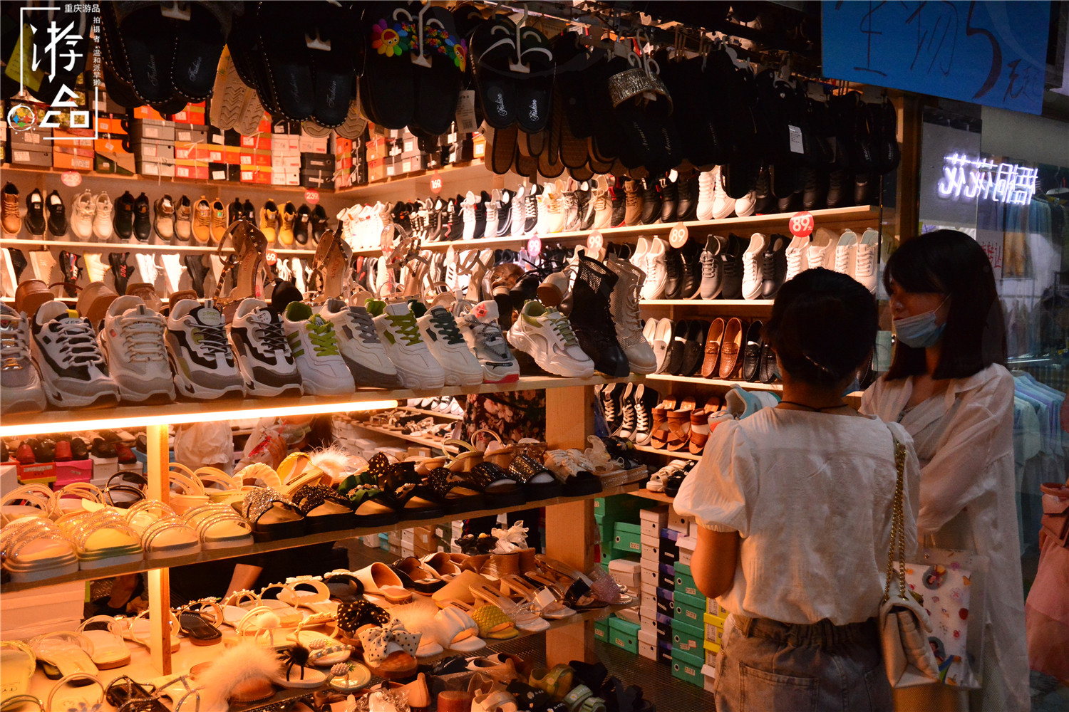 重庆地下商场的套路：砍价要从1折开始，试穿不买会被甩脸色