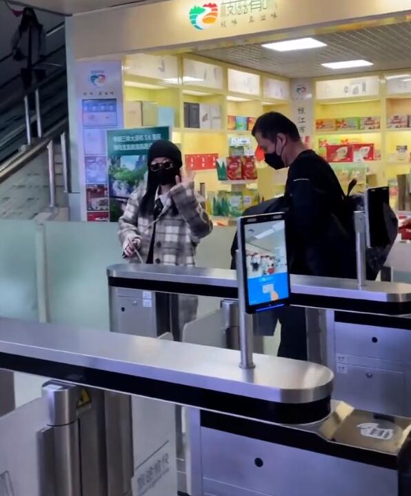 張韶涵露天商演致交通癱瘓，歌唱一半被強行拉走，向觀眾鞠躬道歉