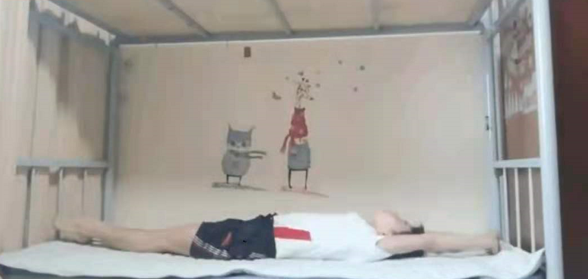 14岁全红婵当冠军仍不忘初心！穿白T住上下床，坚持训练长腿抢眼