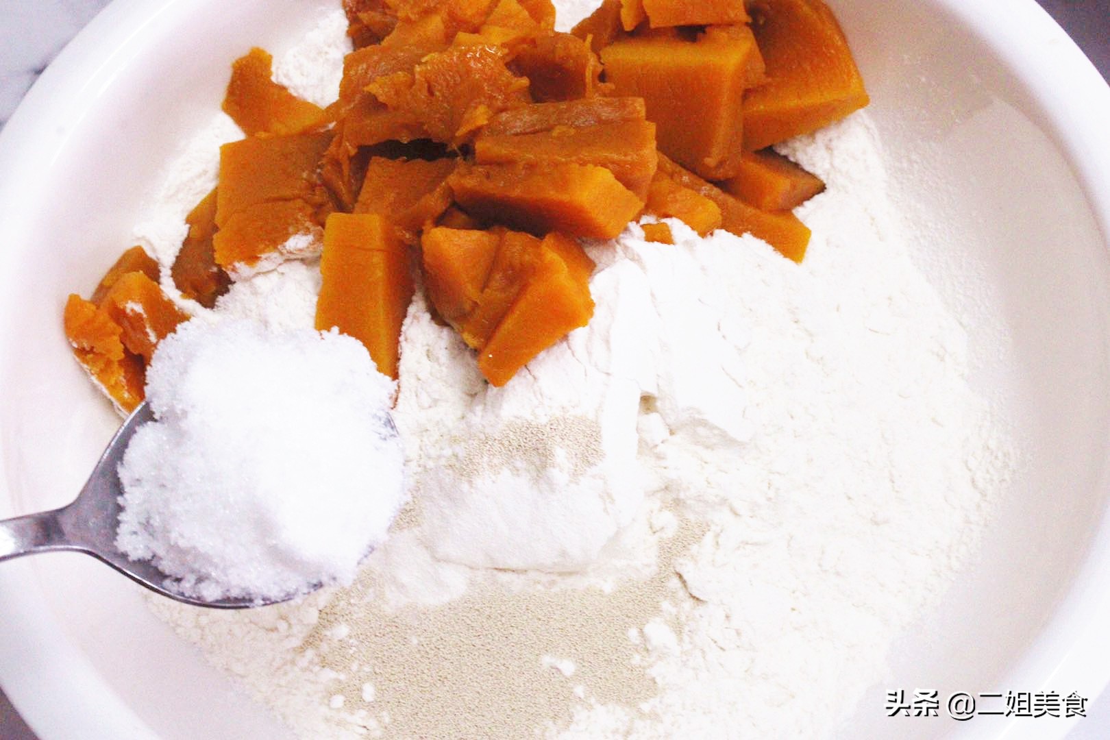 一块南瓜，一碗面粉，教您做超简单的南瓜炼乳欧包，美味还营养