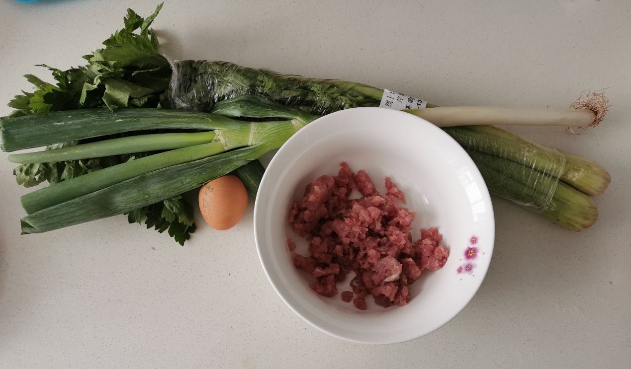 Don't children like to eat vegetables?  Let's make dumplings!  Two kinds of dumpling fillings, one meat and one vegetarian, suitable for babies after 1 year old