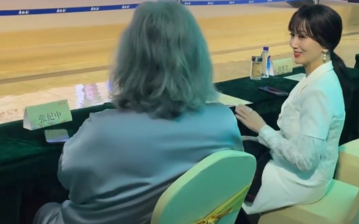 66岁赵雅芝身材变臃肿，穿短裙坐凳一角太优雅，与张纪中夫妻热聊