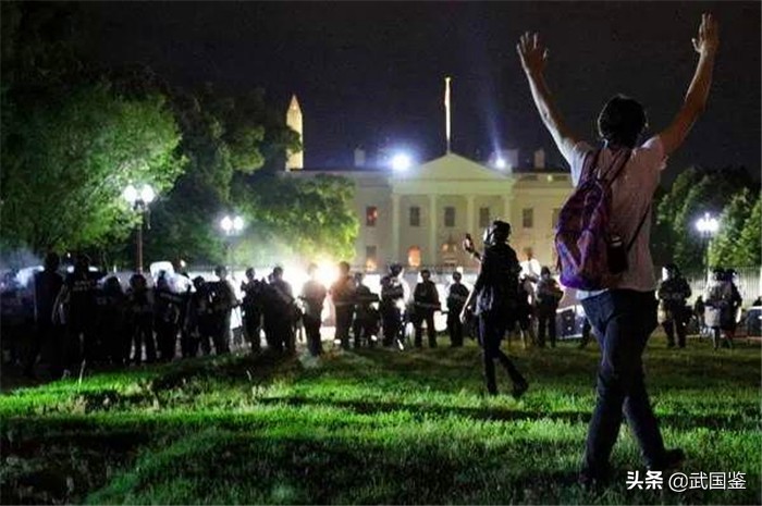 特朗普躲进地堡，宣称找到游行“幕后推手”，