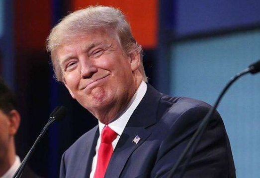 美国人怒了！送葬车装尸袋齐上阵围堵白宫，示