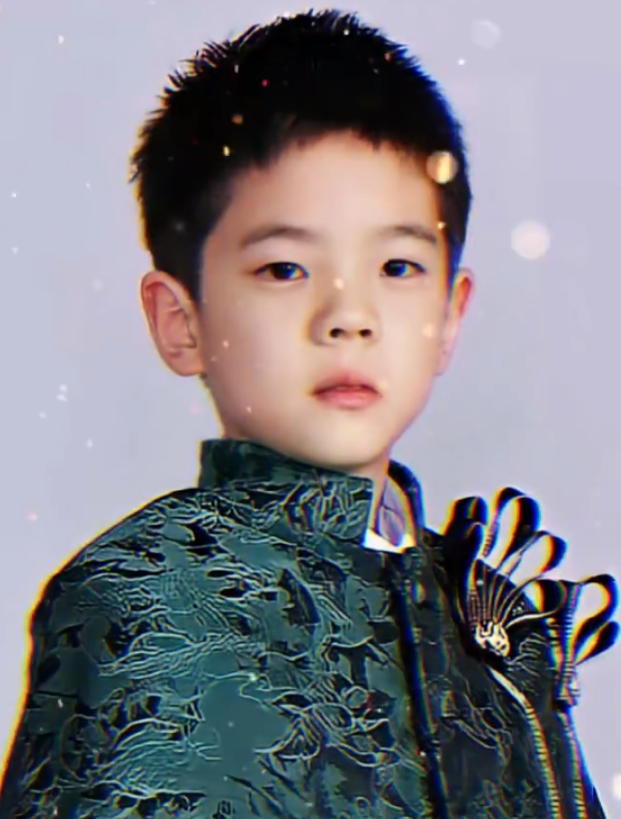 杜江夫婦看兒子慈善演出，嗯哼獲媽媽霍思燕鼓勵，對鏡比耶超自信