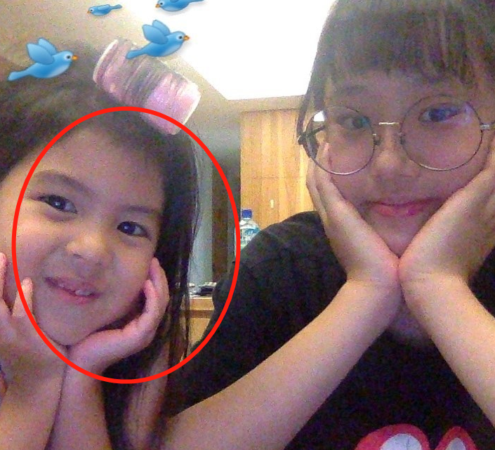 波妞圆嘟嘟萌脸超吸睛，有谁注意到身旁的姐姐？这双眼皮我慕了