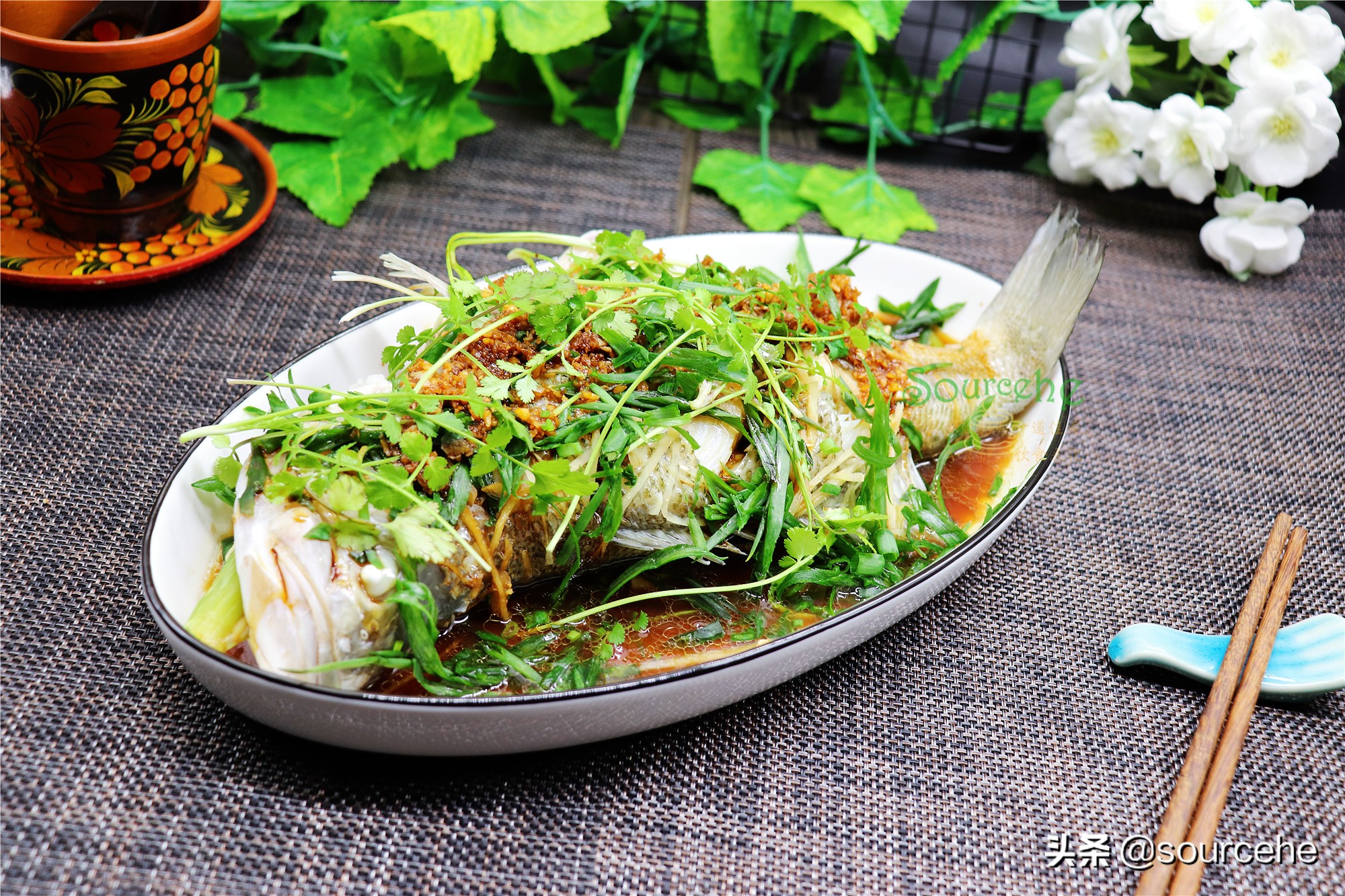 清蒸鱸魚只需8分鐘，一靠火候二靠調味，魚肉離骨，鮮美香滑